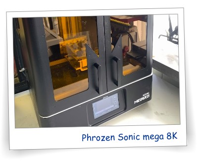 Da ist er endlich. Unser neuer Resin-Drucker. Ein <b>Phrozen</b> Sonic Mega 8K. Der zurzeit weltgrößte Resindrucker. Damit sind Resindrucke bis zu einem Format von ca. 33 x 20 cm in der Grundfläche in 8K-Qualität möglich!. 