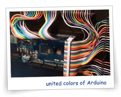 Den Arduino nutzen wir hier viel und gern. Für den Arduino gibt es diverse verschiedene Kabel, die auch gern farbig sind. Wenn der Arduino installiert wird, ergibt sich ein sehr schönes, farbenfrohes Bild. Schade, daß es immer im Modell verschwindet, weil Technik. Denn zeigenswert ist es allemal!