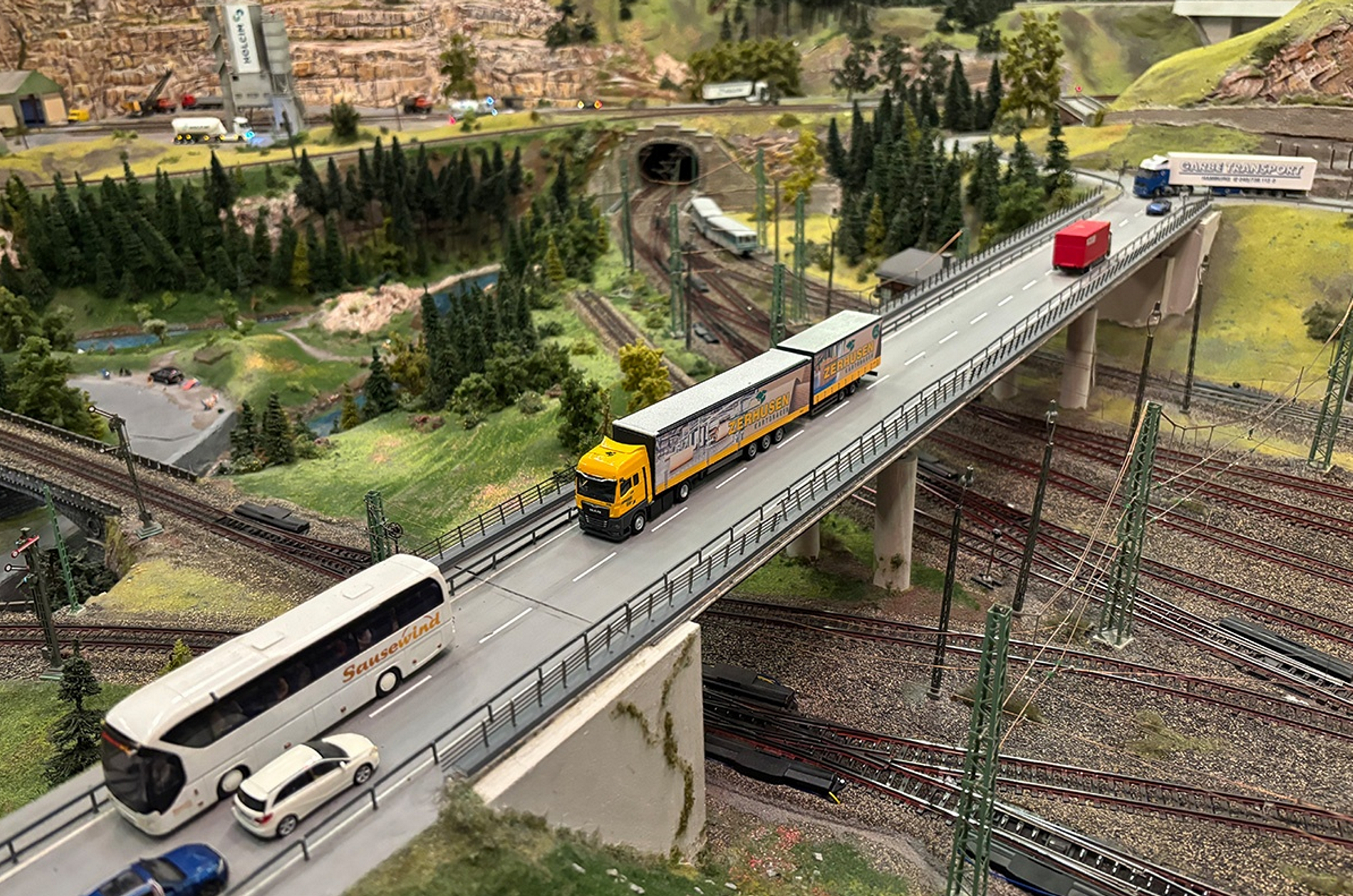 Im Miniatur-Wunderland - Für unseren Kunden, die Zerhusen-Kartonagen GmbH aus Damme, haben wir schon viele schöne Architekturmodelle erstellen dürfen. Jetzt kam ein weiteres Highlight hinzu: Der Umbau eines Giga-Liner-Modells für das Miniatur-Wunderland in Hamburg. Gern haben wir einen Modell-Lkw entsprechend umgebaut und freuen uns über den gelungenen Auftritt im Wunderland in Hamburg. Hier finden Sie weitere zu diesem Modell: <a href=https://www.zerhusen.de/de/aktuelles/beitraege/2026/ein-zerhusen-giga-liner-im-miniatur-wunderland/>https://www.zerhusen.de/de/aktuelles/beitraege/2026/ein-zerhusen-giga-liner-im-miniatur-wunderland/</a>