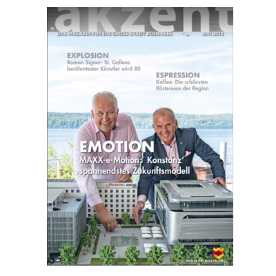 Es ist zwar schon einige Zeit her, trotzdem sollte es erwähnt werden: Im Jahr 2018 haben wir das Modell MaxxEmotion gebaut. Ein Veranstaltungszentrum in Konstanz am Bodensee. Das Modell diente der Veranschaulichung der Bebauung. Es zeigt die sehr moderne Architektur des Komplexes. Das Zentrum selbst hat eine Aluminium-Fassade, das angrenzende Parkhaus hat eine Lamellen-Fassade. Stolz zeigt der Initiator des Projekts das Modell auf dem Titelbild des Akzent-Magazins.