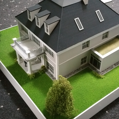 Architekturmodell eines attraktiven Einfamilienhauses - Seitenansicht rechts