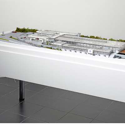 Architekturmodell eines Autohauses im Maßstab 1:160 - Seitenansicht