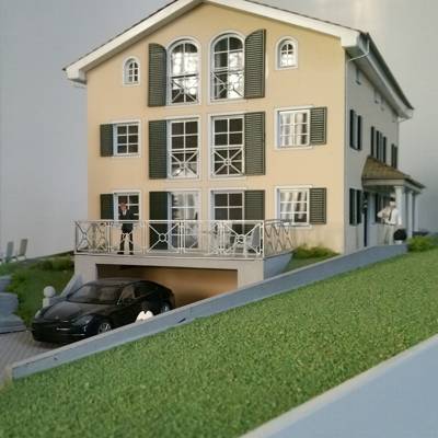 Architekturmodell Einfamilienhaus auf Grundstück mit Hanglage 