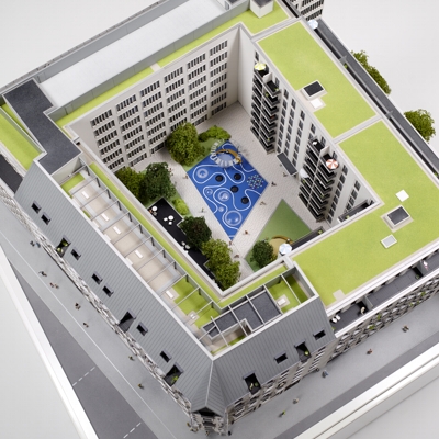 Architekturmodell einer Eckbebauung mit Hotel, Büro und Wohnungen - Blick in den Innenhof