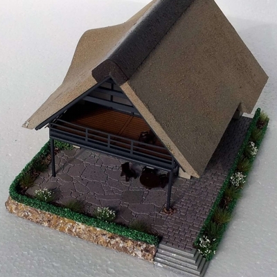 Architekturmodell eines Reeddachhauses 