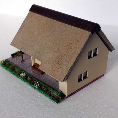 Modell eines Wochenendhauses für eine Modelleisenbahn - Seitenansicht