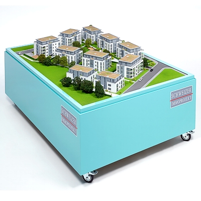 Architekturmodell einer Wohnanlage mit farbigem Sockel - Bild vom Modell
