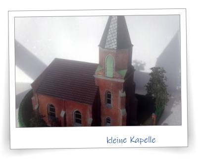 Diese kleine Kapelle habe ich für die Modelleisenbahn eines Kunden gebaut. Es ist der Nachbau einer kleinen Kapelle in Damme, entstanden ausschließlich auf Grundlage von Photos vor Ort. Das Modell ist gerade mal 30 cm x 20 cm gross, und ich habe nur dieses eine einzige Bild davon. Trotzdem oder gerade daher mag ich dieses Modell ganz besonders gern, denn gerade die Fassade mit den alten Steinen wirkt wie in der Realität.  Die Verfugungen der Verblendsteine sind unterschiedlich stark gezeichnet, und auch die Alterungsspuren sind gelungen. Gern hätte ich mehr Bilder gemacht .... Schön, dass es zumindest dieses Bild gibt.