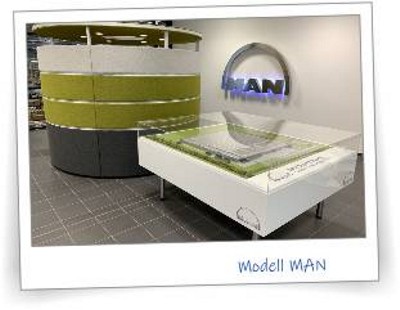 Für das MAN Logistikzentrum haben wir vor einigen Jahren bereits das Modell gebaut. Jetzt wurde das Logistikzentrum vergrößert, und so musste auch das Modell vergrößert werden. Also haben wir das Modell vor Ort abgeholt, umgebaut, und mit neuem Sockel und neuer Haube wieder zum Kunden geliefert. Das Bild zeigt das Modell am Aufstellungsort. Dieses Modell zeigt unsere Sockel und unsere Hauben in der aktuellen Bauform. Der Sockel - dieser hier ist mit Beinen und nur 30 cm hoch - besitzt die bekannte Fuge, die die Acrylhaube sicher und verrutschfrei lagert.