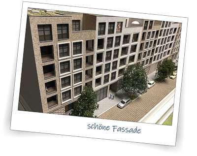 Für mich persönlich ist es immer sehr schön, wenn in Fassaden viel los ist. Das macht dem Modellbauer das Leben leichter, denn das Modell sieht einfach besser aus, wenn mehr darin passiert. Hier lebt die Fassade von der Struktur und den geflammten Verblendsteinen. Die Farben der Steine changieren zwischen Schattierungen der Grundfarbe. Technisch wurden hier 3 Farbtöne aufgetragen. Zum einen der Grundton der Steine. Darauf wurde der Grundton etwas heller gemacht und als diffuse Farbe aufgetragen. Zu guter Letzt wurde der Grundton etwas dunkler gemacht und ebenfalls wieder aufgetragen. Hierdurch entstand eine sehr schöne Farbgebung der Verblendsteine. es wirkt fast wie in der Realität. Nicht zu vergessen sind die Faschen dieser Fassade. Faschen sind Rahmen um die Fenster herum. Diese sind in dieser Fassade wahlweise vertieft oder herausragend. Beides wurde hier entsprechend der Planung umgesetzt.