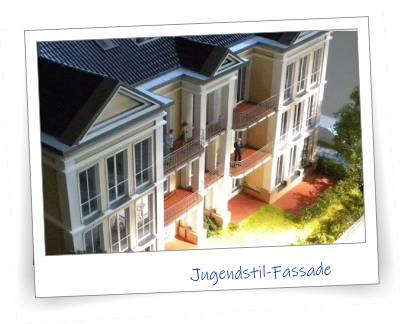 Die Fassade eines Modells, das wir vor einigen Jahren gebaut haben. Das Modell ist leider nicht fotografisch dokumentiert. Einzig dieses Bild habe ich noch finden können. Die Sommersonne knallt auf die Fassade. Ein sehr schöner Effekt. Unterstützt wird dieser Effekt durch die Jugendstil-Fassade. Diese Fassade besitzt eine sehr detailverliebte Struktur. Lisenen, Friese und Eckquaderungen tun ihr übriges zu dem überschweifenden Stil dieser Fassade, dieses Gebäudes. Dieses Architekturmodell sucht sicherlich seinesgleichen. Auch hier findet man attraktive Details, die das Modell recht realistisch wirken lassen. Die Figuren auf dem Balkon verdeutlichen zudem den Massstab des Modells, sowie die Proportionen des realen Gebäudes. Eine kleine Anekdote am Rande: Bei diesem Modell wurden die Laibungen und die Faschen per Hand aufgeklebt. Dies hat hier im Hause ein Helfer gemacht. Als er mit der Arbeit fertig war, sagte er: So, alles verlaibt und verfascht. Dieser Satz geht mir heute noch durch den Kopf, und ich muss darüber immer wieder schmunzeln.