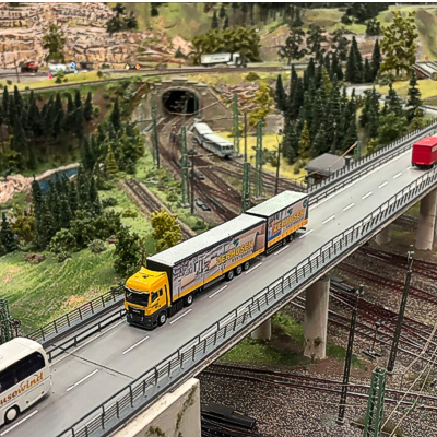 Für unseren Kunden, die Zerhusen-Kartonagen GmbH aus Damme, haben wir schon viele schöne Architekturmodelle erstellen dürfen. Jetzt kam ein weiteres Highlight hinzu: Der Umbau eines Giga-Liner-Modells für das Miniatur-Wunderland in Hamburg. Gern haben wir einen Modell-Lkw entsprechend umgebaut und freuen uns über den gelungenen Auftritt im Wunderland in Hamburg. Hier finden Sie weitere zu diesem Modell: <a href=https://www.zerhusen.de/de/aktuelles/beitraege/2026/ein-zerhusen-giga-liner-im-miniatur-wunderland/>https://www.zerhusen.de/de/aktuelles/beitraege/2026/ein-zerhusen-giga-liner-im-miniatur-wunderland/</a>