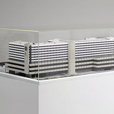 Architekturmodell des Sheraton-und-Marriott-Hotels in Frankfurt - Seitenansicht