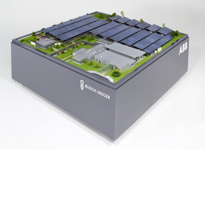 Modell zur Präsentation der neuen Photovoltaik-Anlage auf dem Parkplatz - Gesamtansicht ohne Haube