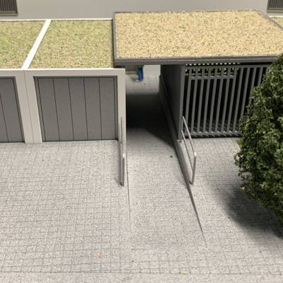 Architekturmodell eines Mehrfamilienhauses - Garagen und Fahrradabstellplatz