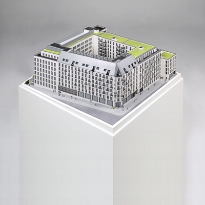 Architekturmodell einer Eckbebauung mit Hotel, Büro und Wohnungen - Gesamtansicht