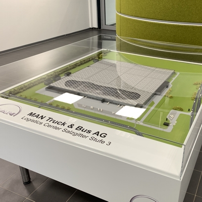 Architekturmodell zur Präsentation des eines neuen Logistikzentrums. - Nach Modellerweiterung