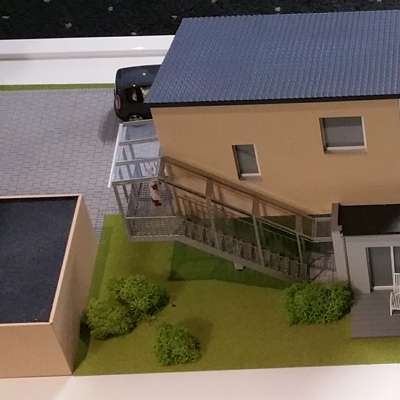 Architekturmodell eines attraktiven Mehrfamilienhauses - Rückseitenansicht von schräg oben