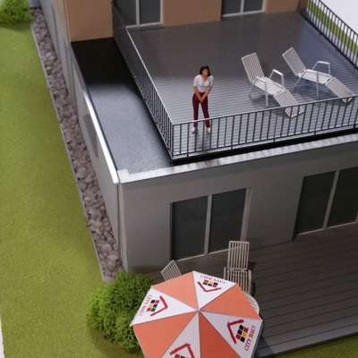 Architekturmodell eines attraktiven Mehrfamilienhauses - Blick auf Balkon