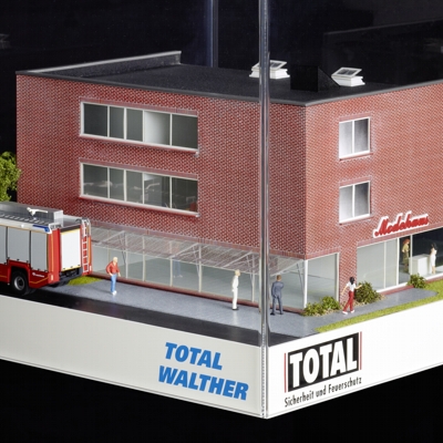 Schnittmodell durch ein Gebäude und Darstellung des Brandschutzes - Vorderansicht