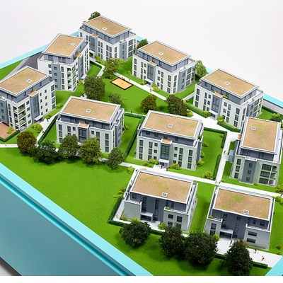 Architekturmodell einer Wohnanlage mit farbigem Sockel - Bild vom Modell