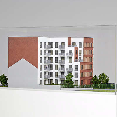 Beleuchtetes Architekturmodell einer Wohnanlage - Blick auf Rückseite