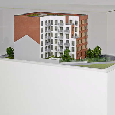 Beleuchtetes Architekturmodell einer Wohnanlage - Blick auf Rückseite von schräg oben