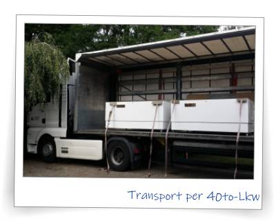 Um die beiden Modelle der Schleuse Brunsbüttel zu transportieren, brauchte es einen 40-Tonnen-Zug. 
Die Modelle waren jeweils 2,50 m x 1,50 m, und passten somit in keinen normalen Sprinter. Auch ein 7,5-t-Lkw wäre zu kurz gewesen, und so kam ein Zug der Fa. Bösche aus Hoya zum Einsatz. Der konnte dann auch gleich die Hauben mitnehmen.