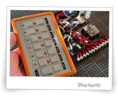 Immer wieder stößt man auf Sachen, wo der Arduino einen ideale Möglichkeit darstellt, Probleme zu lösen. Hier z.B. die Steuerung meines Modell-Verladessystems im Auto. Hier haben ich eine Steuerung per Bluetooth realisiert. Sehr praktisch, weil schnurlos.  Sämtliche Teile des Controllers sowie des Handgeräts sind in unserer Werkstatt entstanden. Der Handsender, dessen Taster und die Beschriftungen sind allesamt hier entstanden, auch wenn es aussieht, als sei es ein gekauftes Teil. 
Der Name und das Logo UNILoader ist übrigens frei erfunden. Ich fand, es sieht authentischer aus, wenn es auch einen Namen hat.