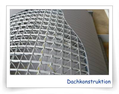 Es ist schon eine Weile her, wo wir dieses Modell gebaut haben. Es zeigt einen Hangar, dessen Dachkonstruktion modellbautechnisch wirklich anspruchsvoll ist. Umgesetzt wurde diese Konstruktion als Stecklösung. In der gesamten Dachkonstruktion ist kein einziger Tropfen Klebstoff! Trotzdem ist das Dach schon im Modell sehr stabil. Alles in Allem ein sehr schönes Modell auf Holzsockel und ein Blickfang für jede Ausstellung. Geliefert wurde es übrgens per Luftfracht direkt auf die Dubai Air Show