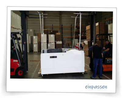 Manchmal sind die Modelle etwas größer.... 
Bei dem ersten Schleusenmodell waren die beiden Modelle groß, und die Sockel aus MDF-Platten, lackiert.  Um die Sockel (diese waren in 3 Teile zerlegbar) zu montieren, benötigten wir 2 Gabelstapler, die den oberen Modellteil - das eigentliche Modell - in den Sockel hinabließen. Aufgrund des Gewichts der Modelle war dies nur mit Gabelstaplern möglich. Das Bild zeigt den Moment des einpassend des Modellkubus in den Sockel. Es war spannend, hat aber gepasst ... wir haben auch nicht wirklich etwas anderes erwartet....