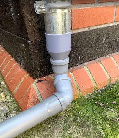 Da wir hier verschiedene 3D-Drucker haben, ist es natürlich recht einfach, sich Teile, die es nicht zu kaufen gibt, selbst zu drucken. In diesem Fall eine Reduzierstück für die Verbindung von einem 70 mm Regenrohr auf ein 50 mm HT-Rohr. Das Resultat erfüllt jetzt seinen Dienst an unserem (privaten) Geräteschuppen. <br><br>Das Reduzierstück haben wir zum Nachdrucken bei Cults3D eingestellt: <a href=https://cults3d.com/de/modell-3d/verschiedene/adapter-fuer-70er-regenrohr-auf-50er-ht-rohr>Download-Seite bei Cults3D.com</a>