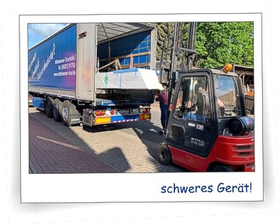 Modellbau muss nicht immer klein sein. Mitunter kann es vorkommen, daß sich Modelle nur mit Gabelstapler und 40-Tonnen-Zug bewegen lassen. Bei dem Modell des Parks Planten-un-Blomen in Hamburg (Bilder vom fertigen Modell folgen) war dies der Fall. Für eine Vitrine im Park haben wir das Modell extra so gebaut, daß es per Stapler in die Vitrine gehoben werden kann. Und weil der Sockel des Modells rund 5 Meter lang ist, ging die Lieferung nur per Lkw. Es hat alles wunderbar geklappt und so warten wir auf die Aufstellung der Vitrine im Park mit dem Modell darin. <br><br>Update: Mittlerweile ist die Vitrine mit dem Modell aufgestellt und erfreut die Besucher täglich aufs Neue. Dank des Schaltpults können die Besucher sich schnell und interaktiv einen Überblick über den Park verschaffen.