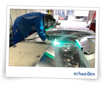 Unsere Modelle erhalten für die optimale Präsentation einen individuell geschweißten Sockel aus Aluminium. Mit großer Freude schaue ich gern mal bei unserem Zulieferer nach, wie der Stand der Arbeit ist und entdecke dabei den grünen Lichtbogen, der beim Schweißen von Aluminium entsteht.