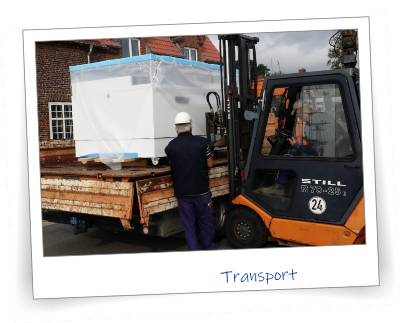 Das war früher, als die Sockel noch aus MDF-Platten waren und wir noch keinen eigenen Transporter hatten, der übliche Weg, Modelle zu transportieren. Man nehme einen Gabelstapler, und bringe das Modell damit soweit wie es geht in die Nähe des Aufstellungsortes und ab dann nehme man 4 kräftige Männer und trage das Modell an seinen Platz. 
Glücklicherweise ist das Vergangenheit. Heute sind unsere Sockel aus Aluminium und dank Rollen von 1 Person problemlos zu bewegen.