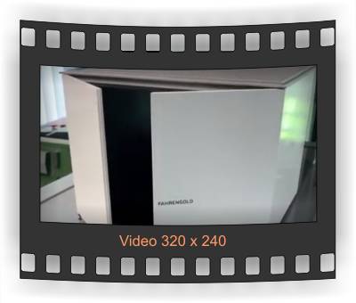 Bei diesem Modell sollten sich die Türen automatisch und synchron öffnen. Ferner sollte das Licht per Taster schaltbar sein, da die Lichtquellen im Modell und im Original sehr schön gelöst wurden. 
Das Modell zeigt genau dies. Die Türen öffnen sich langsam und synchron, bis ein bestimmter Winkel erreicht ist. Das Licht im Boden und in der Decke beleuchtet das Modell und schafft eine sehr schöne Stimmung. So, wie es auch im Original ist.
Bei der Konstruktion des Modells wurde darauf Wert gelegt, dass das Modell selbstkorrigierend ist. Die Türen gehen nur bis zu dem definierten Winkel auf. Sollte im Betrieb eine Tür stoppen, weil ein Hindernis es aufhält, brauchen die Türen nur ein mal wieder geschlossen werden und anschließend öffnen sich beide Türen wieder synchron.